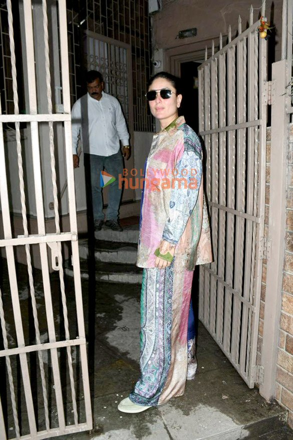photos kareena kapoor khan spotted at a dubbing studio in bandra 1 5