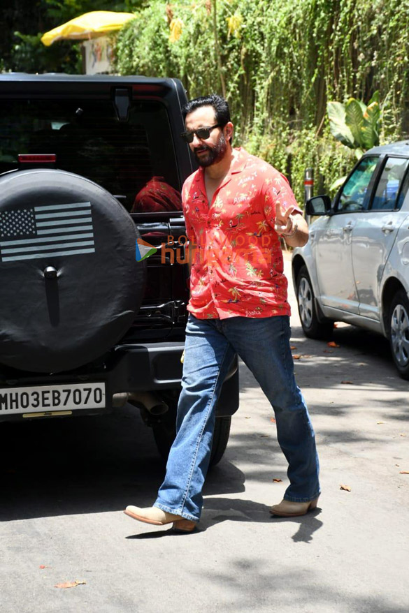photos kareena kapoor khan with family snapped outside soha ali khans house 3