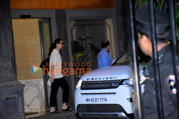 photos karisma kapoor snapped at father randhir kapoors house in bandra 2 4