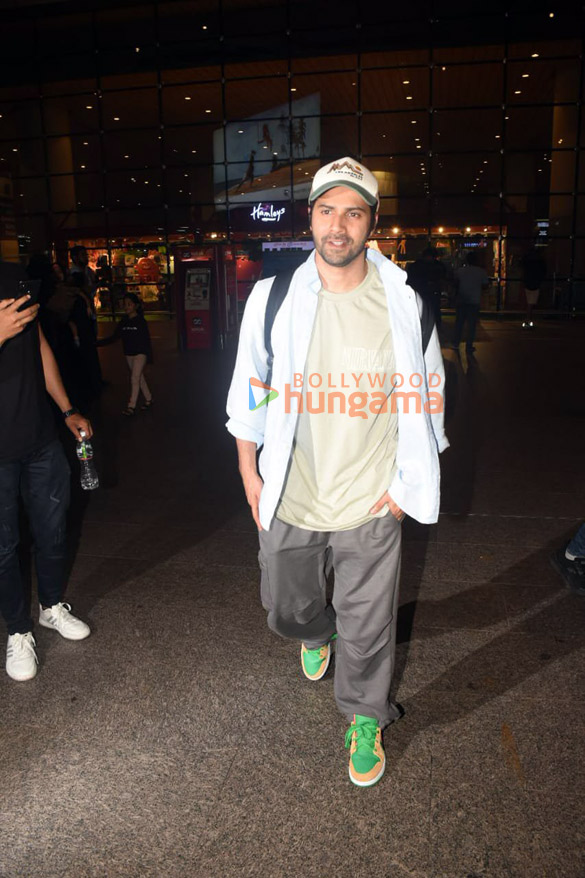 photos kartik aaryan kiara advani sara ali khan and varun dhawan snapped at the airport 3