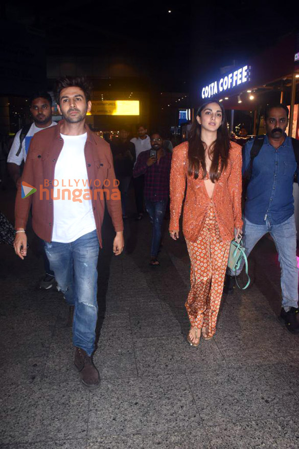 photos kartik aaryan kiara advani sara ali khan and varun dhawan snapped at the airport 4