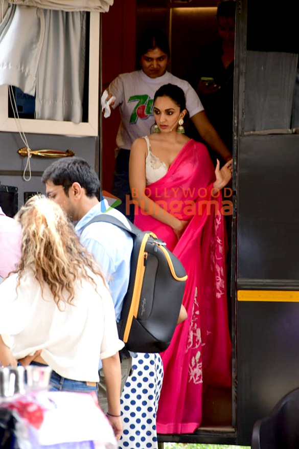 photos kartik aaryan kiara advani and supriya pathak snapped promoting satyaprem ki katha on the sets of the kapil sharma show 4