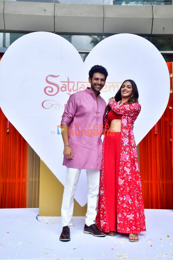 Photos: Kartik Aaryan and Kiara Advani snapped at ‘Sun Sajni’ song launch from Satyaprem Ki Katha Photos: Kartik Aaryan and Kiara Advani snapped at ‘Sun Sajni’ song launch from Satyaprem Ki Katha