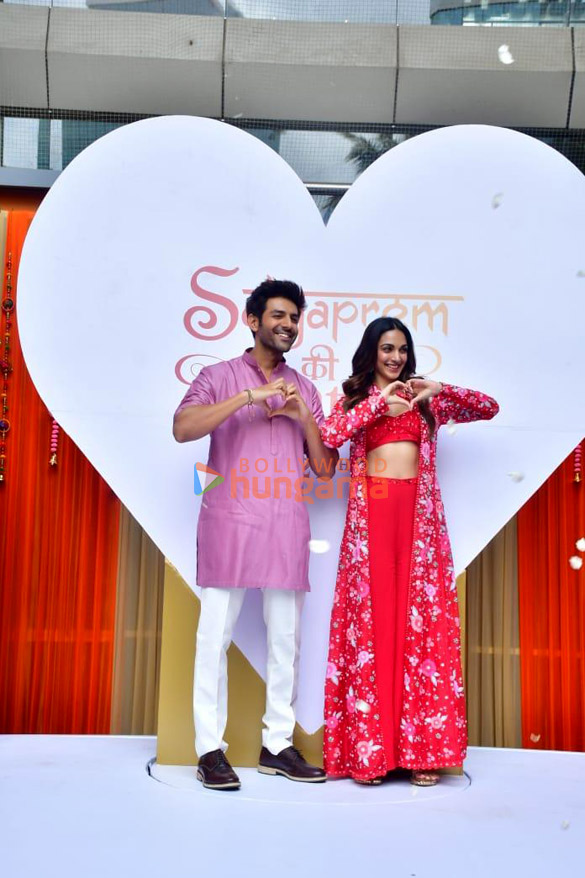 photos kartik aaryan and kiara advani snapped at sun sajni song launch from satyaprem ki katha 6