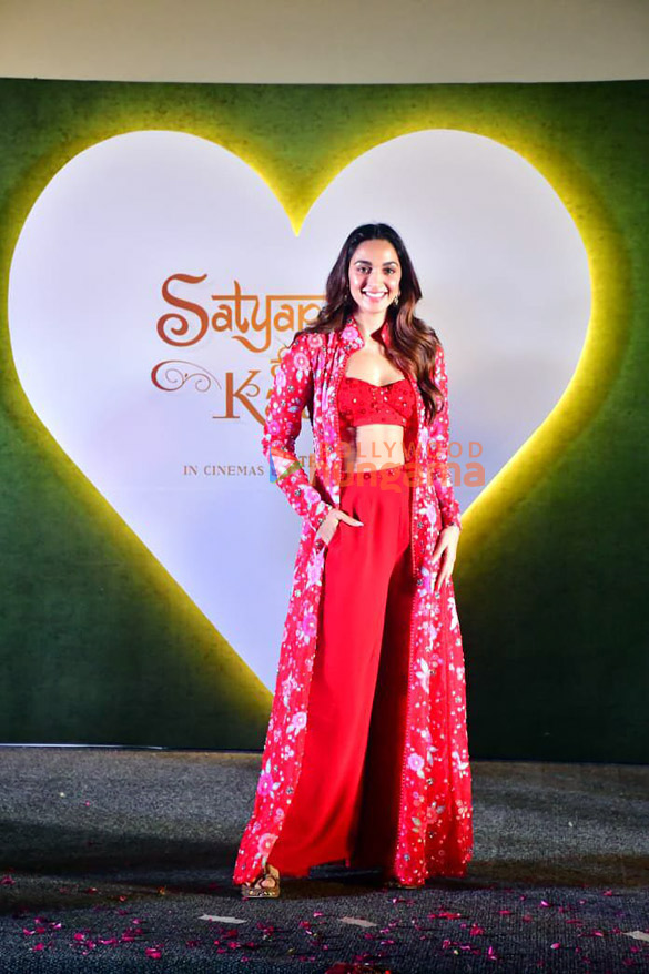 photos kartik aaryan and kiara advani snapped at sun sajni song launch from satyaprem ki katha1 3