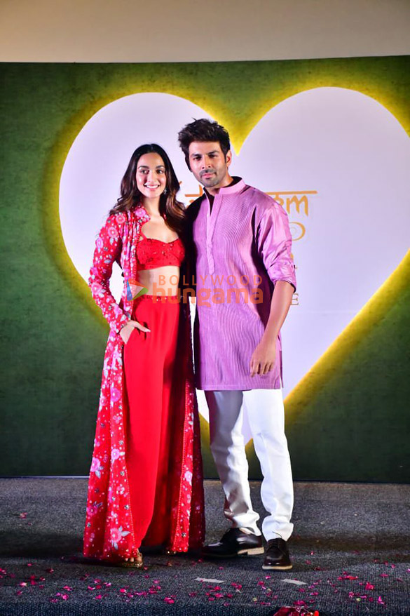 photos kartik aaryan and kiara advani snapped at sun sajni song launch from satyaprem ki katha1 4
