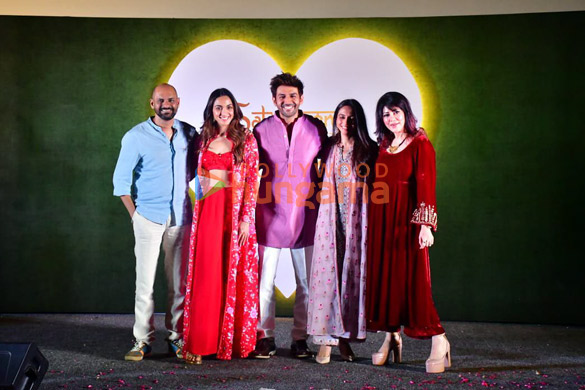 photos kartik aaryan and kiara advani snapped at sun sajni song launch from satyaprem ki katha1 5