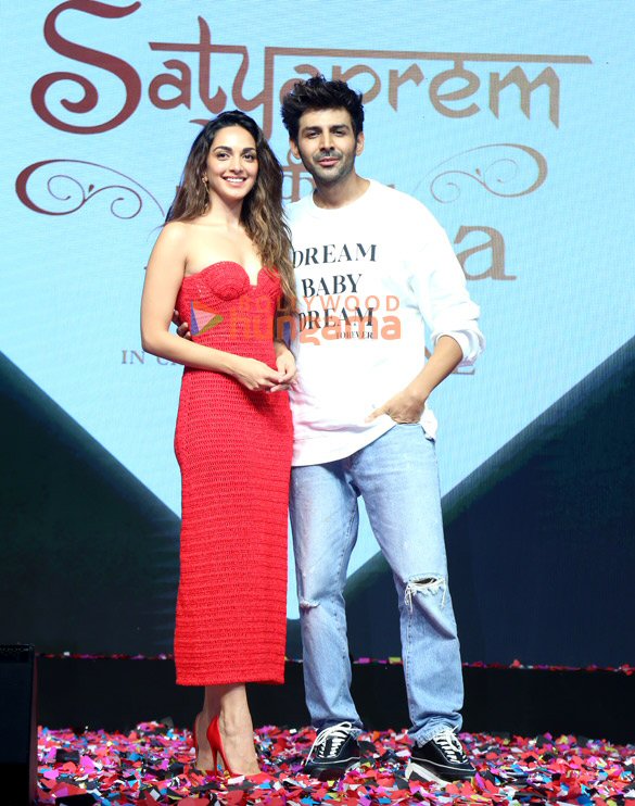 photos kartik aaryan and kiara advani snapped at the musical concert of satyaprem ki katha 6