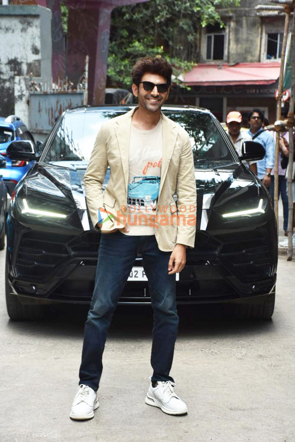 photos kartik aaryan and kiara advani snapped during satyaprem ki katha promotions at a radio station 3