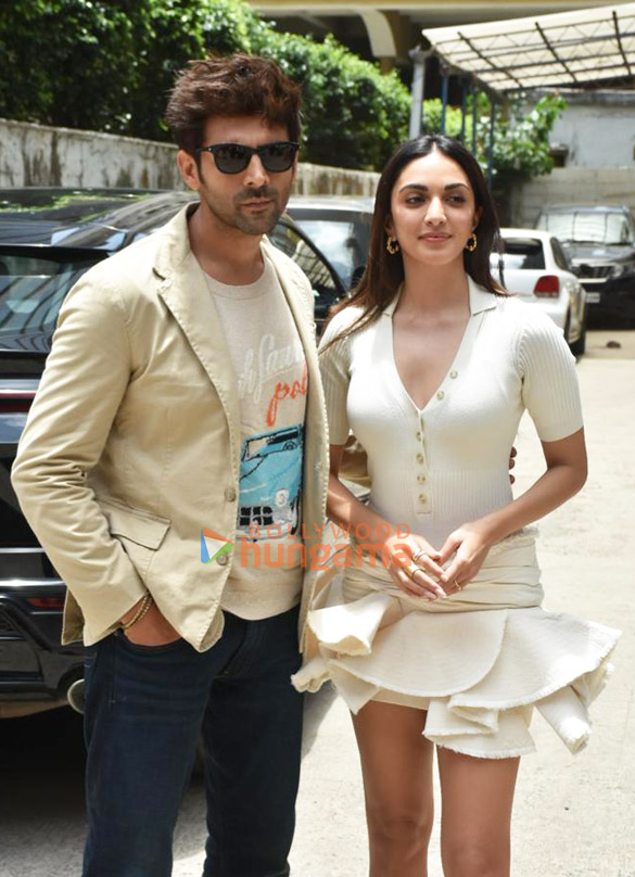 Photos: Kartik Aaryan and Kiara Advani snapped during Satyaprem Ki Katha promotions at a radio station Photos: Kartik Aaryan and Kiara Advani snapped during Satyaprem Ki Katha promotions at a radio station