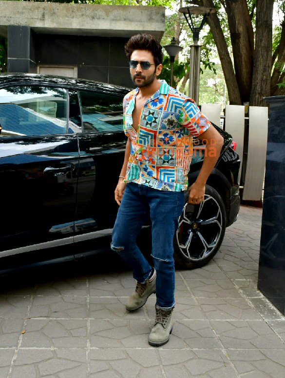 photos kartik aaryan snapped in andheri 1 19