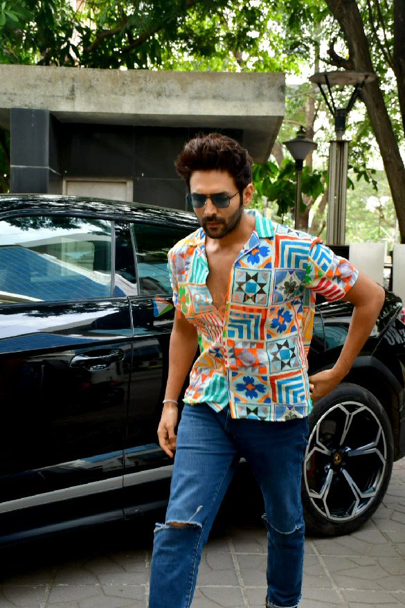 photos kartik aaryan snapped in andheri 2 19