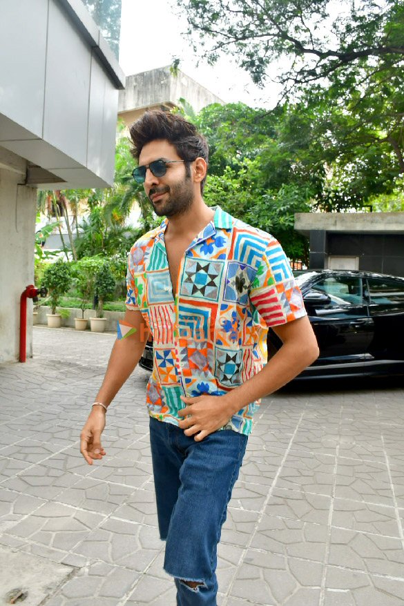 photos kartik aaryan snapped in andheri 3 19