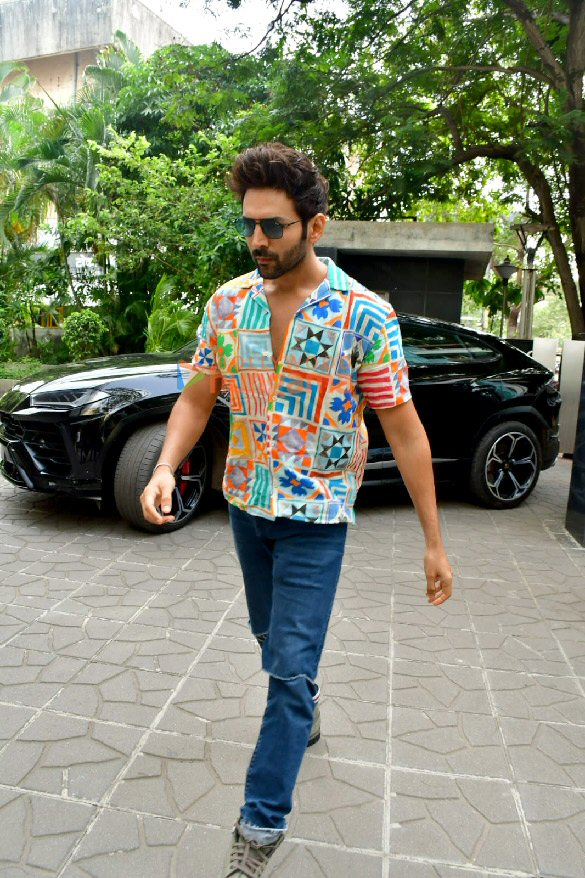 photos kartik aaryan snapped in andheri 4 19