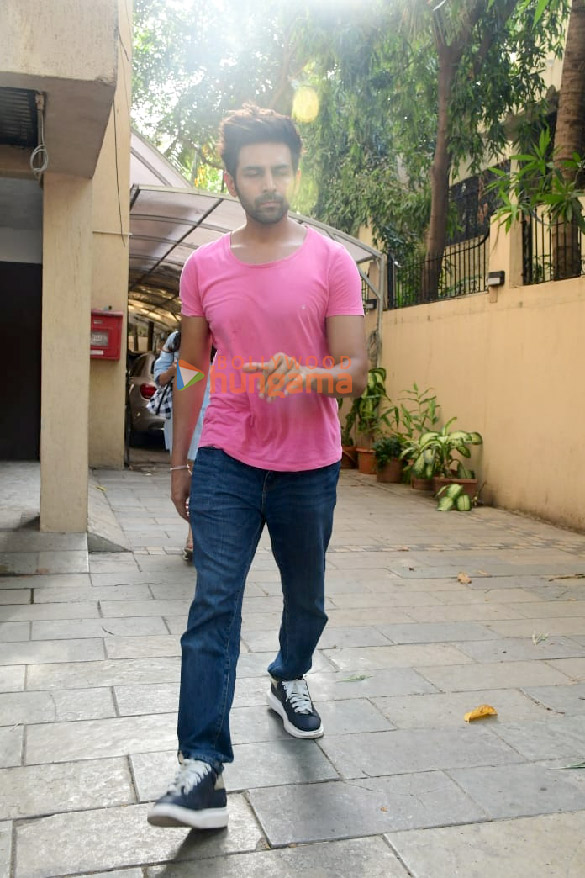 photos kartik aaryan snapped in juhu 1 22