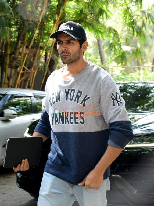photos kartik aaryan snapped in juhu 6 8
