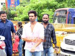 Photos: Kartik Aaryan seeks blessings at Siddhivinayak Temple before the release of Satyaprem Ki Katha