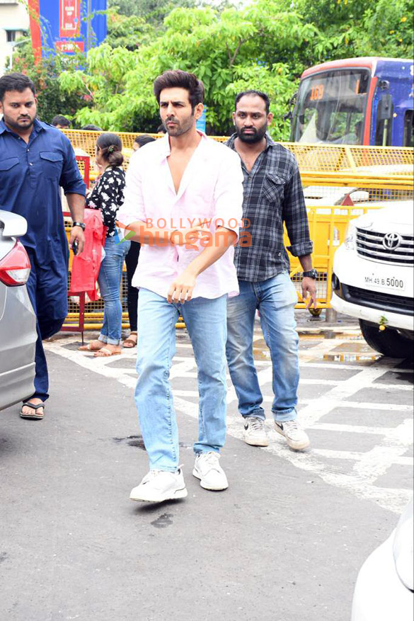 Photos: Kartik Aaryan seeks blessings at Siddhivinayak Temple before the release of Satyaprem Ki Katha