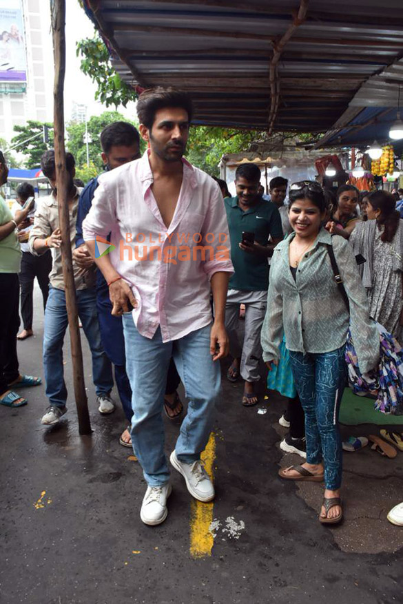 photos kartik aryan seeks blessings at siddhivinayak temple before the release of satyaprem ki katha 6