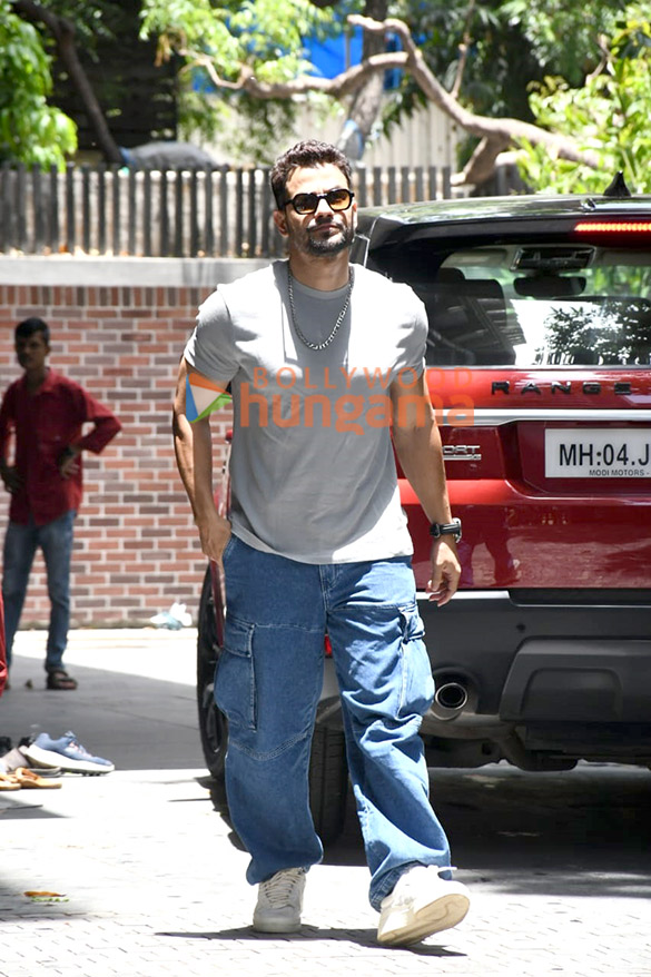 photos kriti kharbanda pulkit samrat and kunal kemmu snapped attending puja at the new excel entertainment office 6