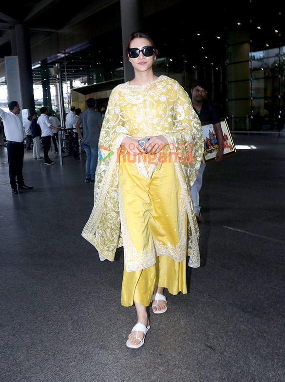 photos kriti sanon sunny singh nijjar and ektaa r kapoor snapped at the airport 1