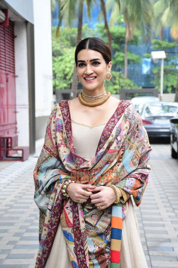 photos kriti sanon snapped promoting her film adipurush 6