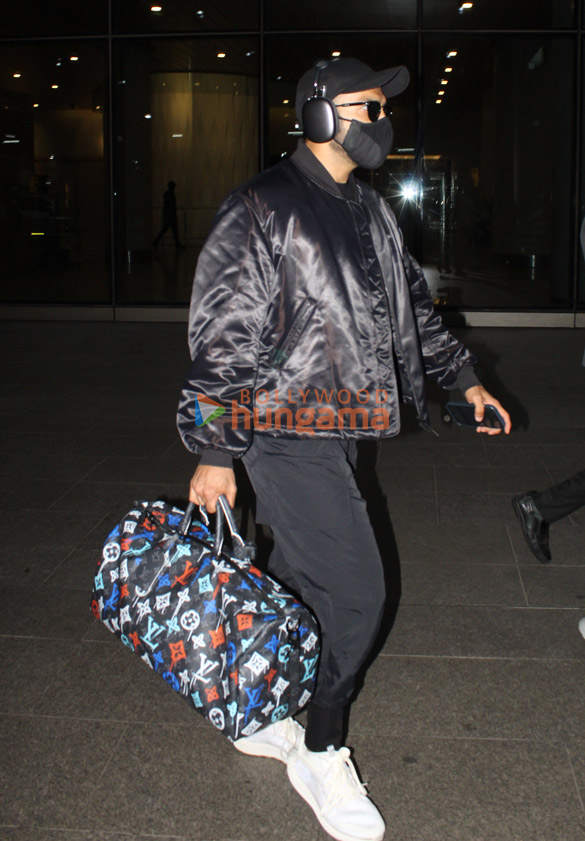 photos ranveer singh snapped at the airport 3 9