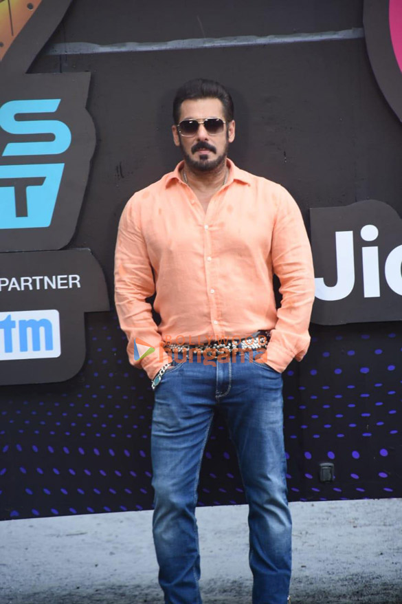 Photos: Salman Khan snapped promoting Bigg Boss OTT | Parties & Events – Bollywood Hungama