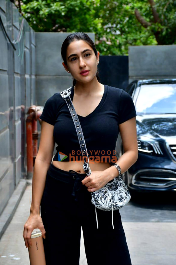 Photos: Sara Ali Khan and Pashmina Roshann snapped at Pooja Entertainment’s office in Juhu Photos: Sara Ali Khan and Pashmina Roshann snapped at Pooja Entertainment’s office in Juhu