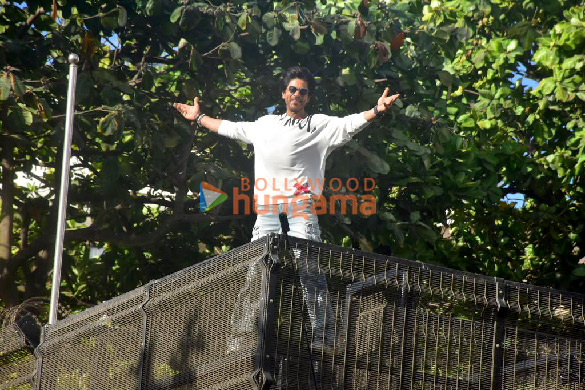 photos shah rukh khan greets fans outside mannat in mumbai 4