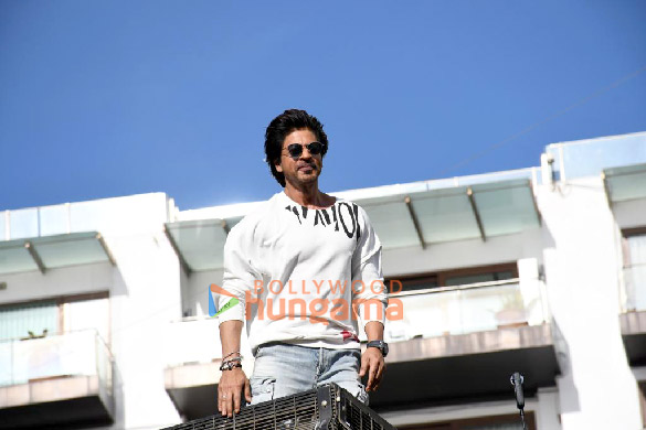 photos shah rukh khan greets fans outside mannat in mumbai 8
