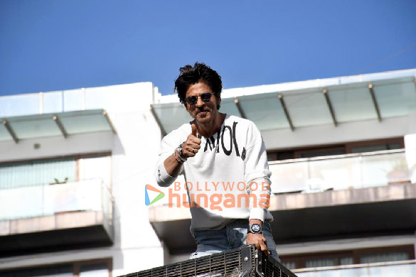 Photos: Shah Rukh Khan greets fans outside Mannat in Mumbai Photos: Shah Rukh Khan greets fans outside Mannat in Mumbai