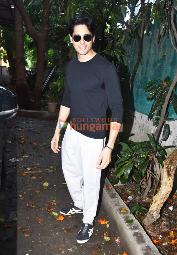 photos sidharth malhotra snapped at a dubbing studio in bandra 1 2