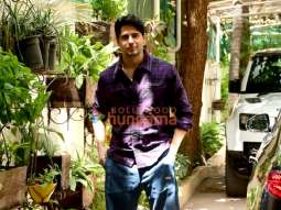 Photos: Sidharth Malhotra snapped at a dubbing studio in Juhu