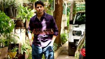 Photos: Sidharth Malhotra snapped at a dubbing studio in Juhu
