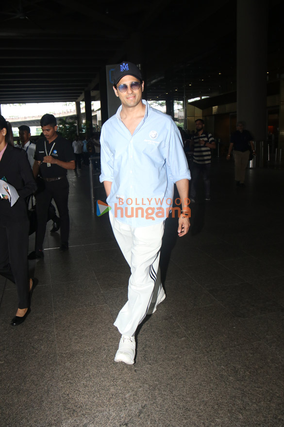 photos sidharth malhotra snapped at the airport 2 3