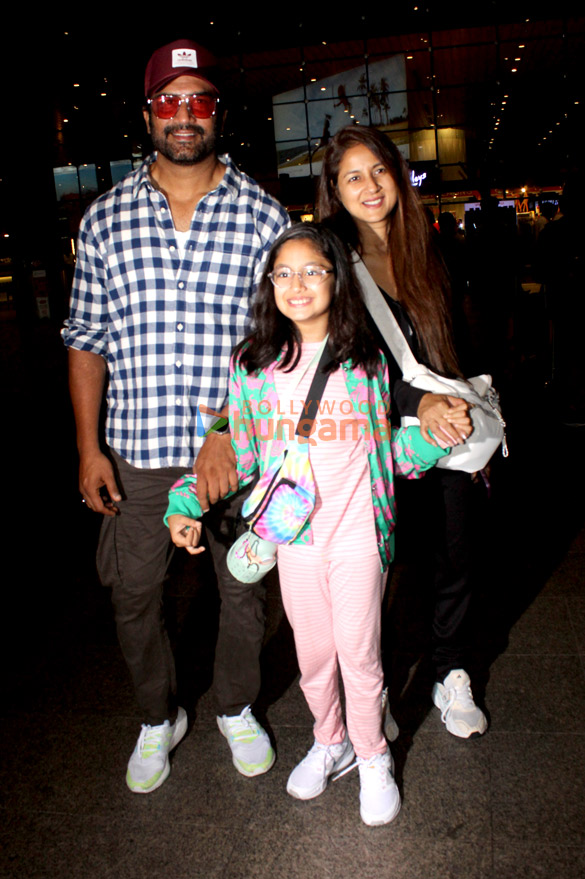 photos suhana khan agastya nanda khushi kapoor and others snapped at the airport 4