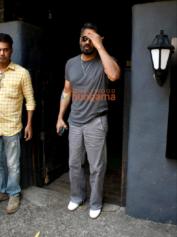 photos suniel shetty spotted at hakims aalim salon in khar 1