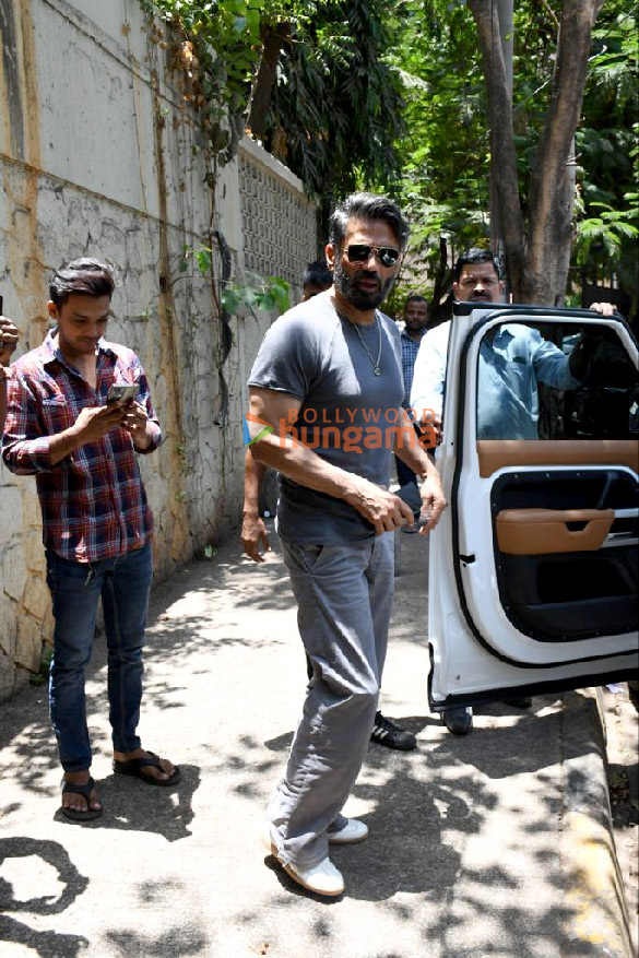 photos suniel shetty spotted at hakims aalim salon in khar 4