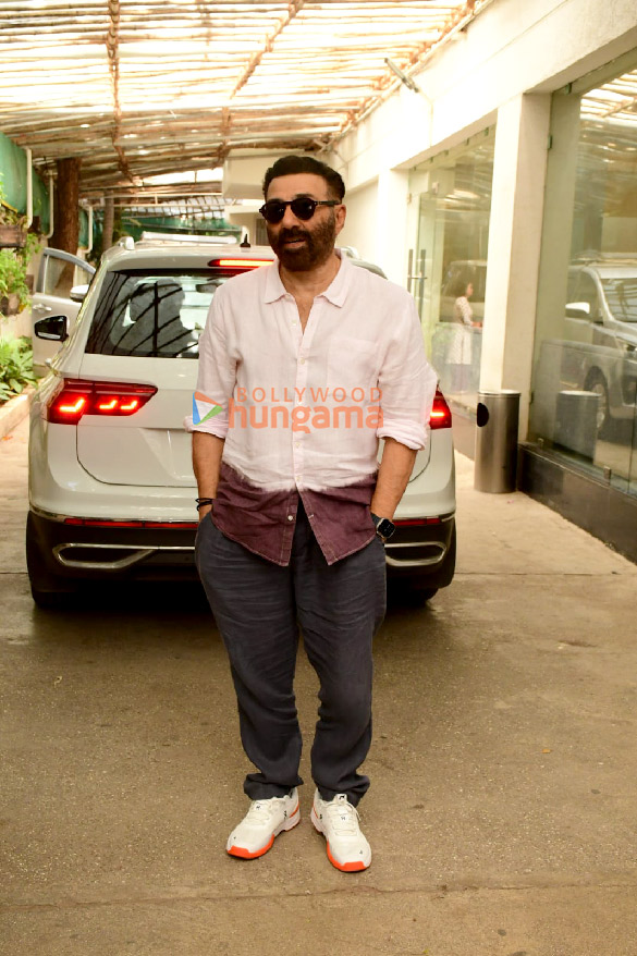photos sunny deol and rajveer deol snapped in juhu 3
