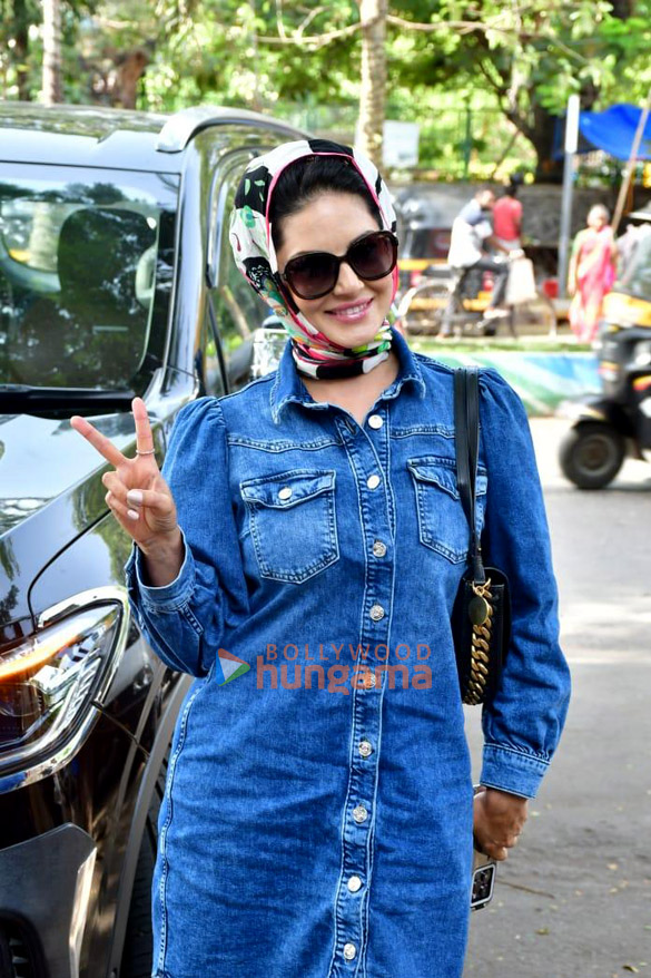 Photos Sunny Leone Snapped In Juhu Parties And Events Bollywood Hungama