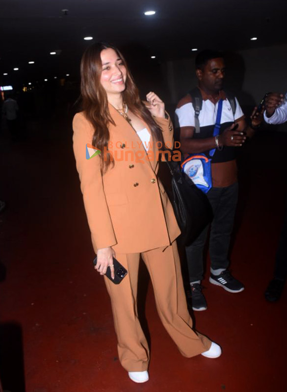 photos tamannaah bhatia and mrunal thakur snapped at the airport 5