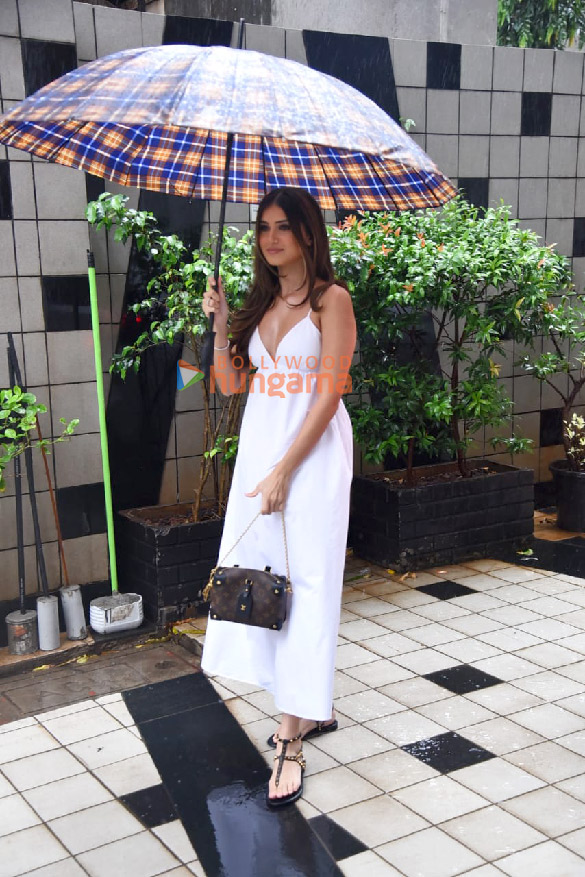 photos tara sutaria snapped at a dubbing studio in khar 4