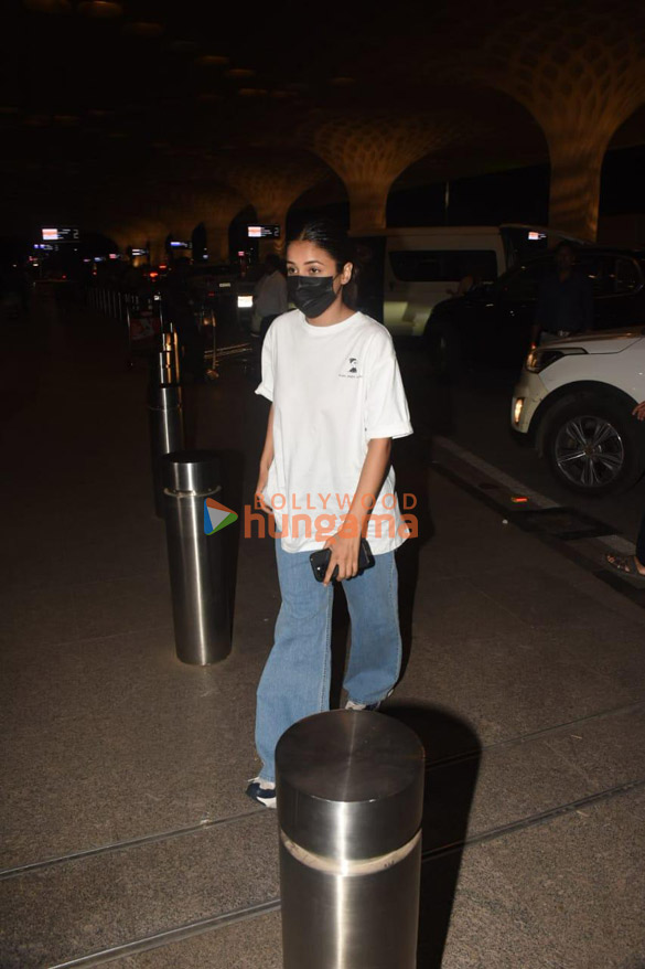 photos urvashi rautela and shehnaaz gill snapped at the airport 3