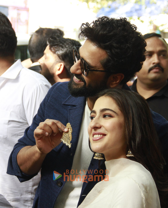 photos vicky kaushal and sara ali khan snapped shopping at janpath market as a part of zara hatke zara bachke promotions 5