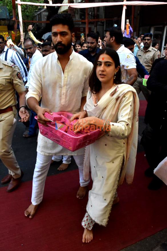 photos vicky kaushal and sara ali khan visit siddhivinayak temple mumbai 1 2