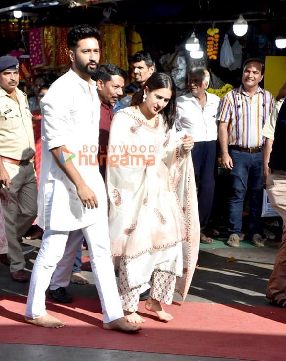 photos vicky kaushal and sara ali khan visit siddhivinayak temple mumbai 1