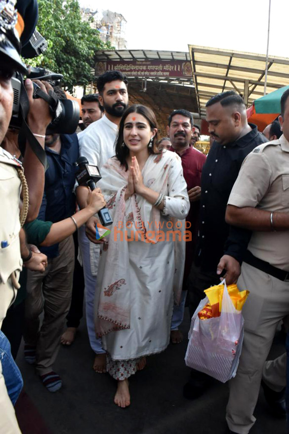 photos vicky kaushal and sara ali khan visit siddhivinayak temple mumbai 2 2