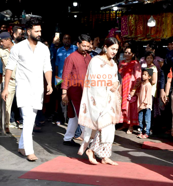 photos vicky kaushal and sara ali khan visit siddhivinayak temple mumbai 2