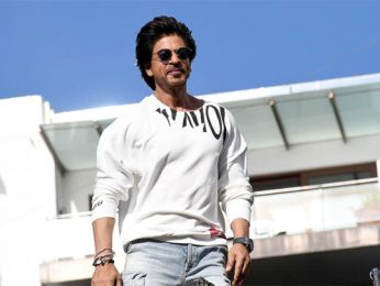 Shah Rukh Khan dancing on Jhoome Jo Pathaan for his fans outside Mannat Shah Rukh Khan dancing on Jhoome Jo Pathaan for his fans outside Mannat